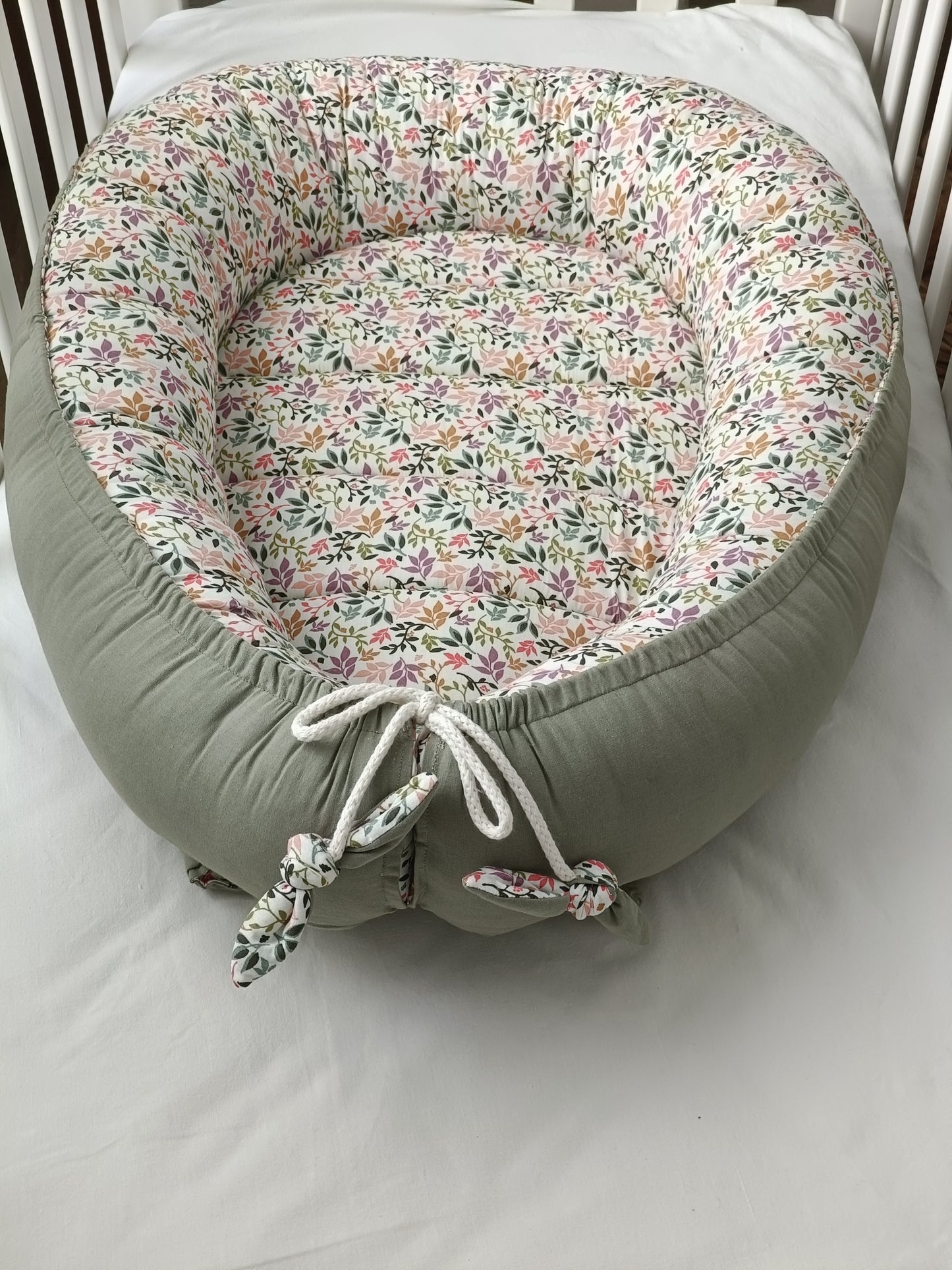 Cuna nido flores violet