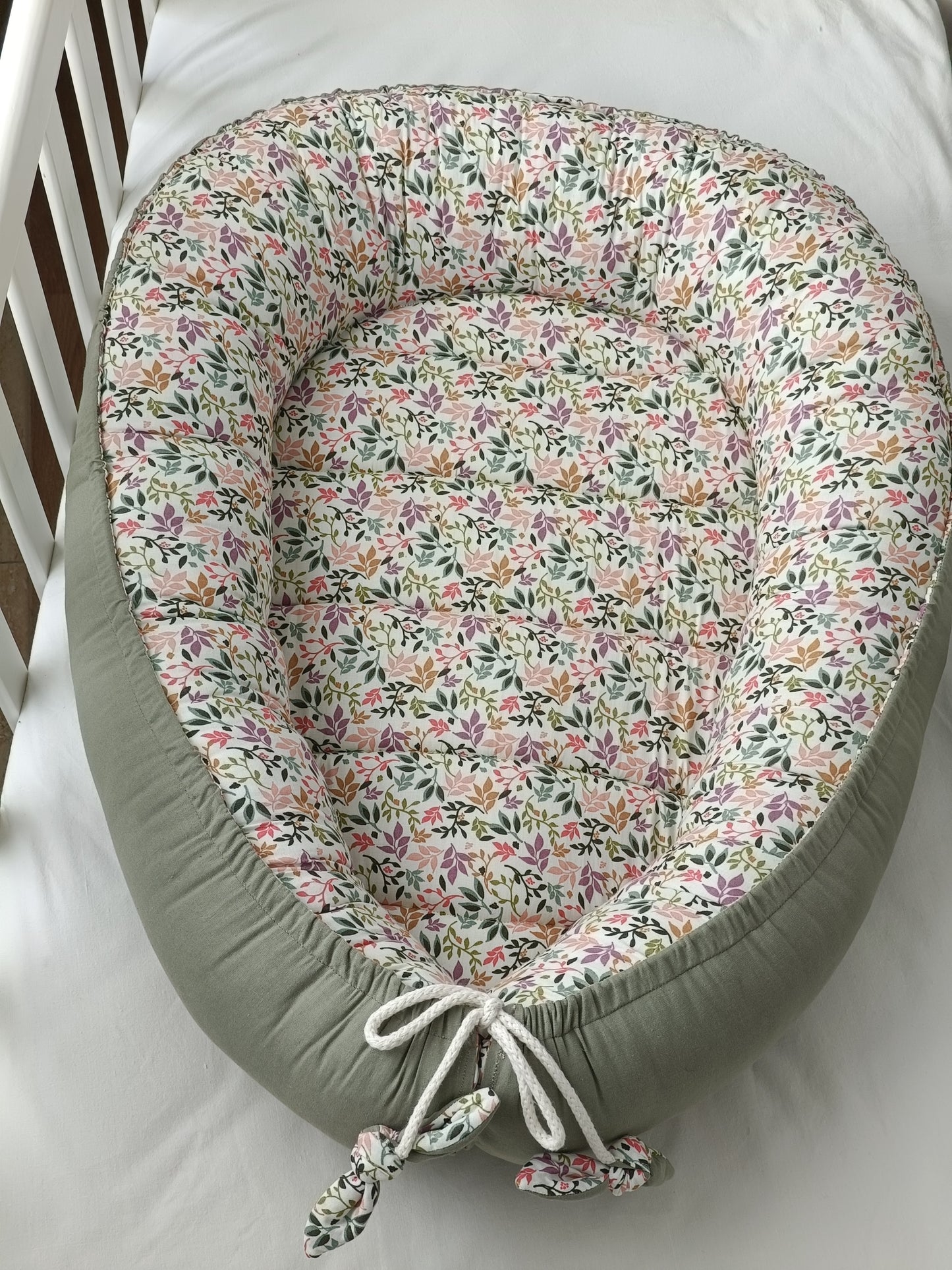 Cuna nido flores violet