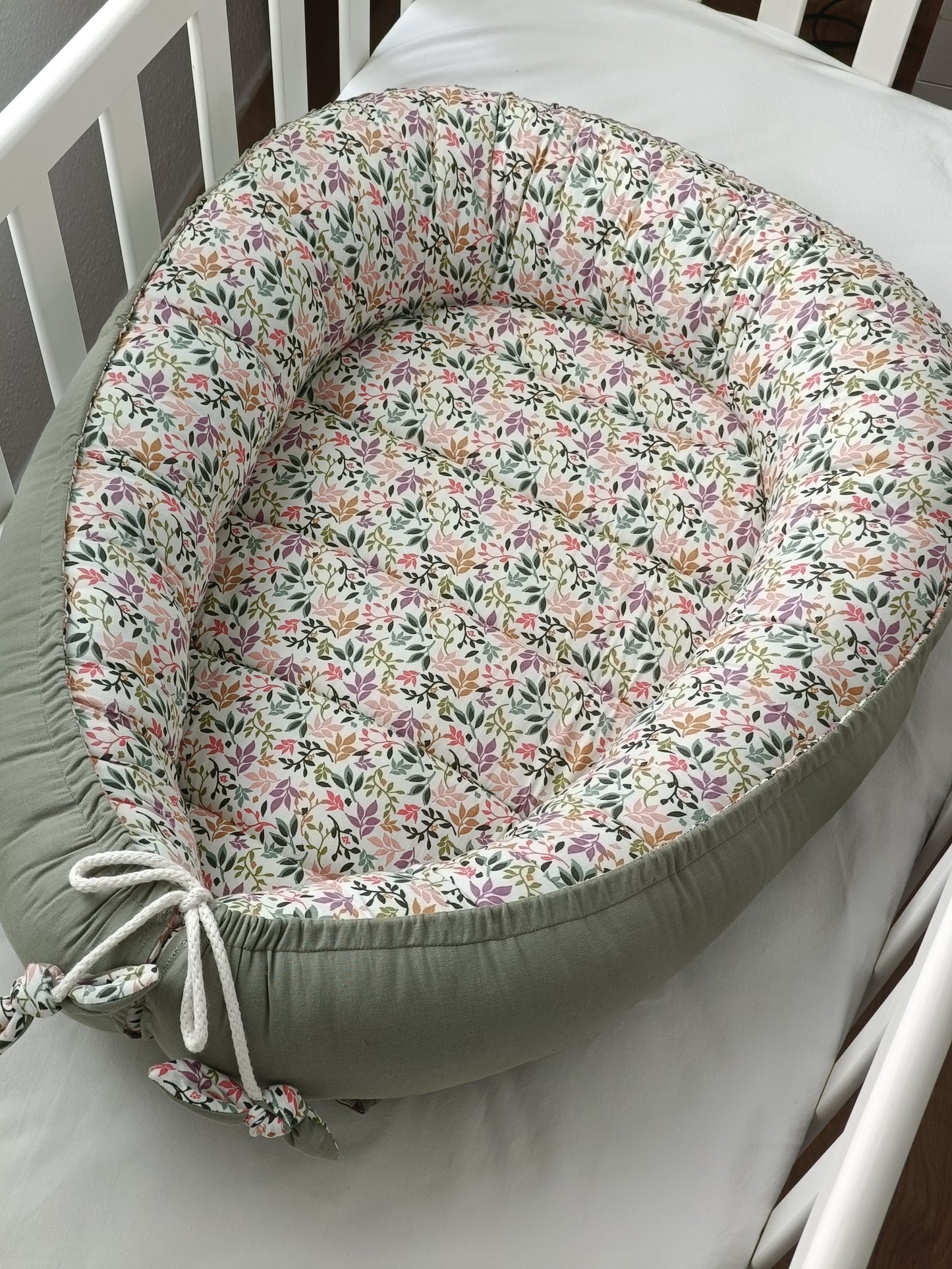 Cuna nido flores violet
