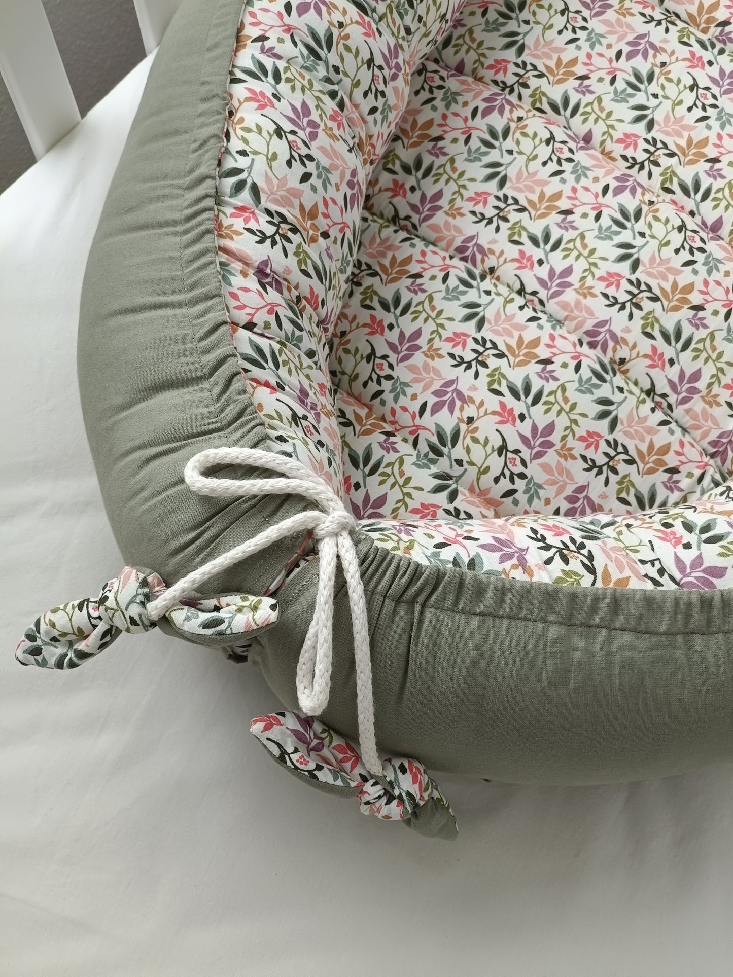Cuna nido flores violet