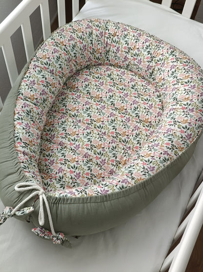 Cuna nido flores violet